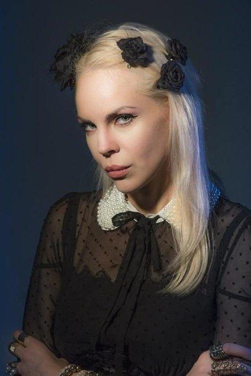 Джулия Ванг